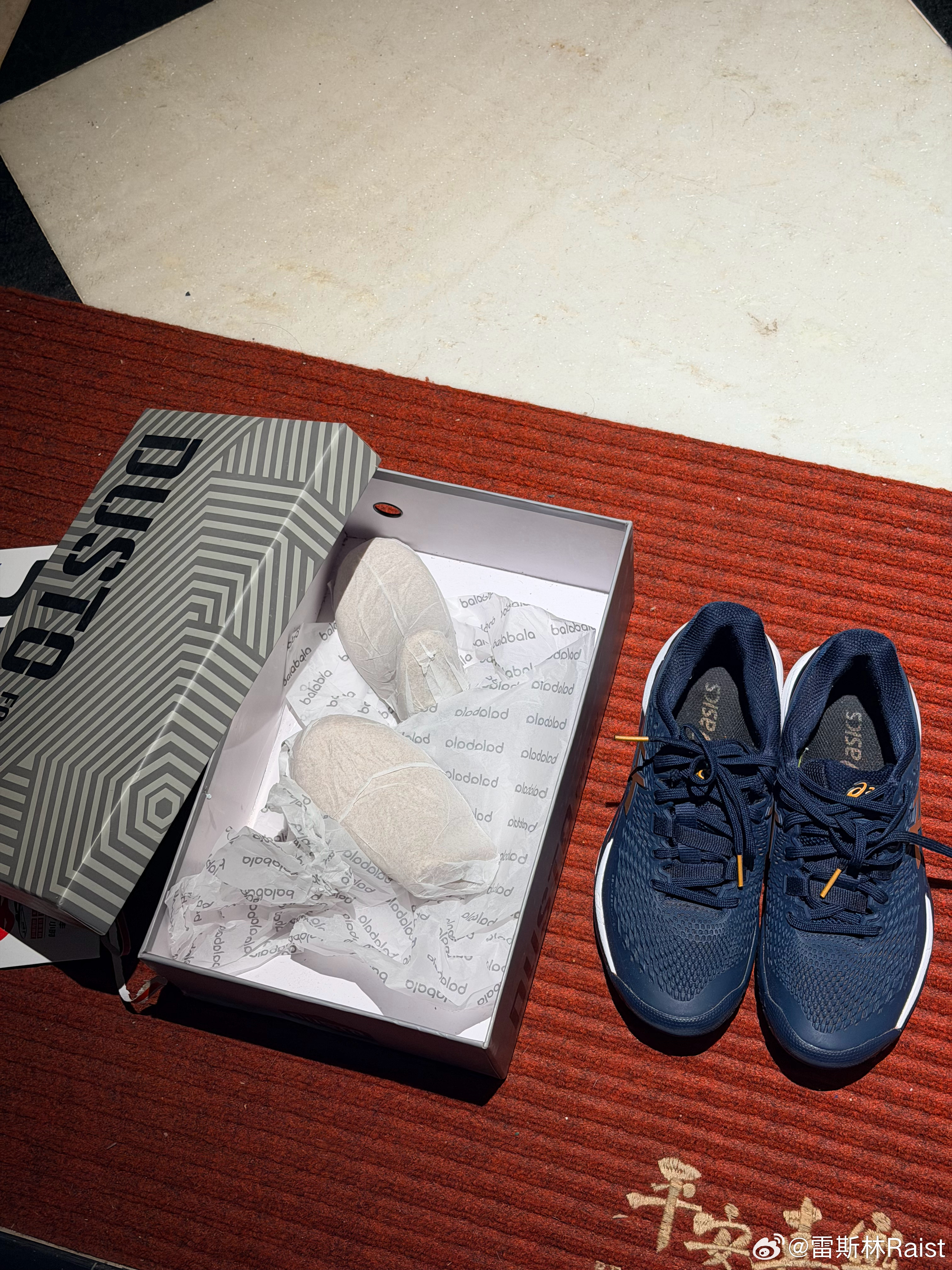 昨天打完网球，我们把换下来的网球鞋丢在了滴滴网约车上。打电话给司机，司机说晚上给