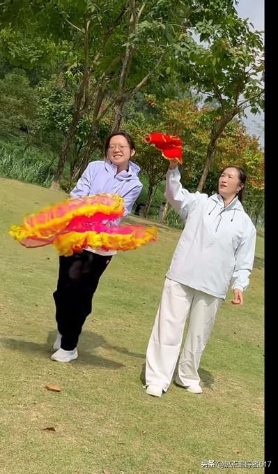 自打海军选择单飞发展，和妈妈搭档拍摄短视频，事业做得红红火火。另一边，谢浩男的妈