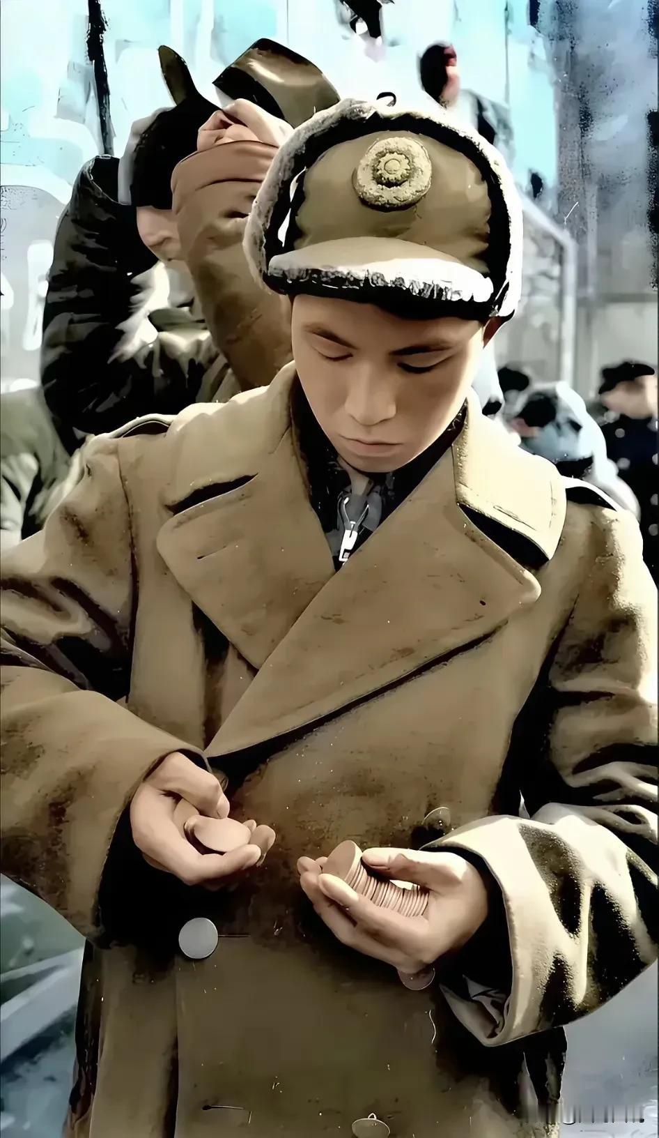 从另一个角度看，这名年轻的国军军官手中的工资按照当时的购买力，绝对抵得上普通人家