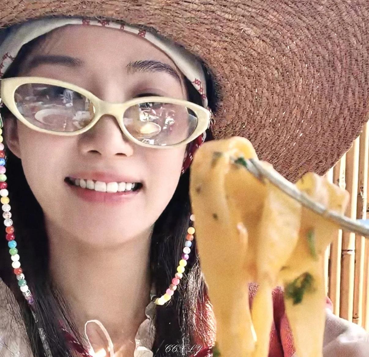 噜噜晓简直太萌惹！
直播随便一截都是能当头像的程度