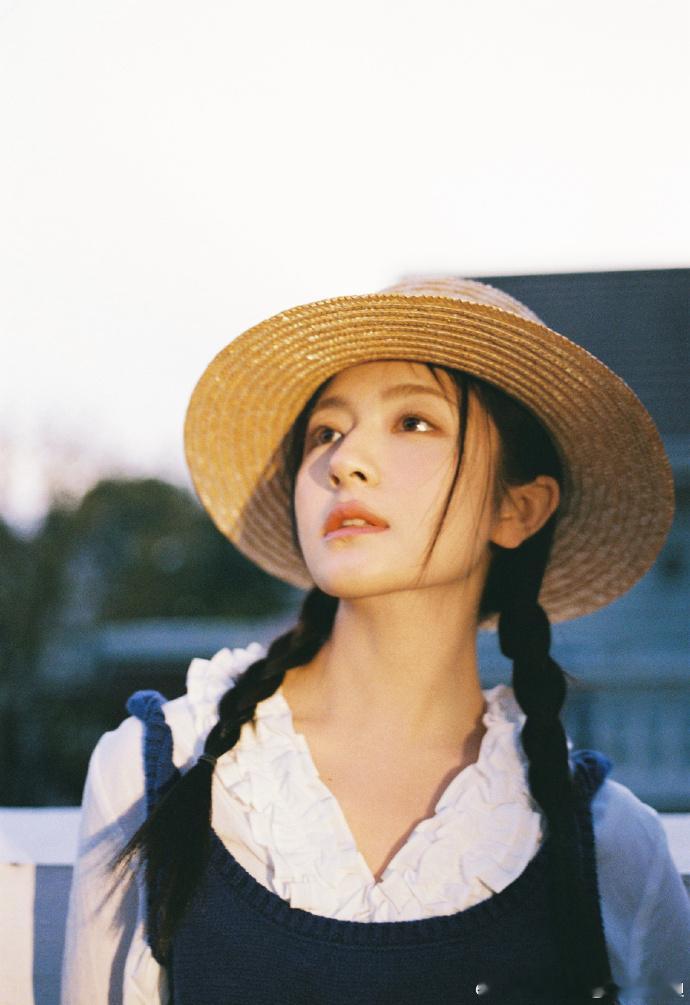 李兰迪又出片了李兰迪春日自在大片 李兰迪春日自在大片，随性不随意，温柔有力量，太