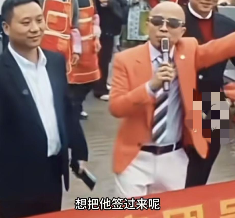 拉红条幅承诺500万签约小小徐的当事人回应了
今天有媒体联系到这几天在小小徐婚宴