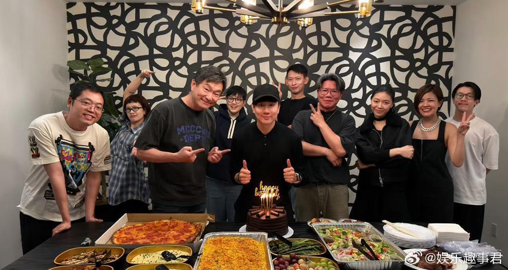 林俊杰庆生照没有七七林俊杰生日当天发布团队及男性好友的庆生合照中，没有官宣的23