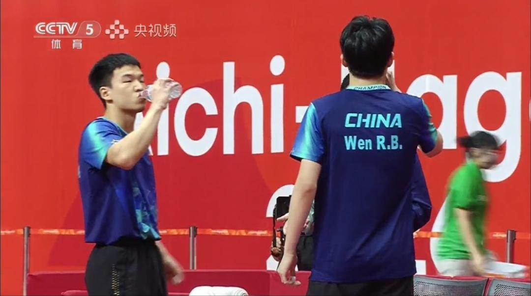 温瑞博/向鹏组合半决赛3：4憾负日本组合！男双无缘男会师决赛！


温瑞博/向鹏