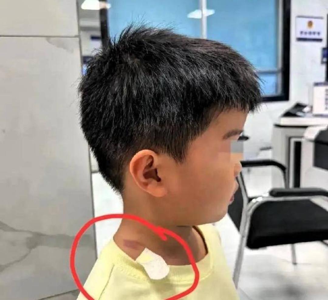 有人建议大家立即停止网暴“摸臀”女。她已经被全网出名，被学校除名，被拘留判刑。难