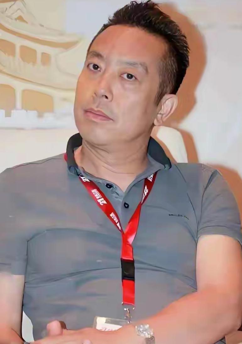 面对罗永浩点名的贾老板。
面对  3.15  点名的贾老板。
这两张照片哪个贴合