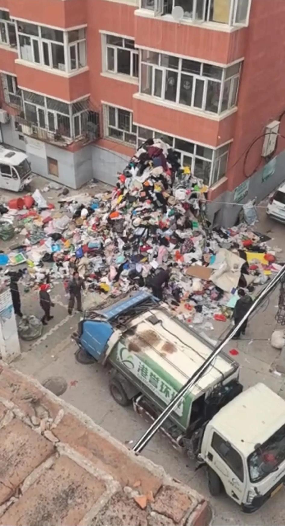 张家口大娘囤垃圾：这两难的事儿，谁碰到不犯愁！
 
我的天！张家口大娘囤垃圾这事