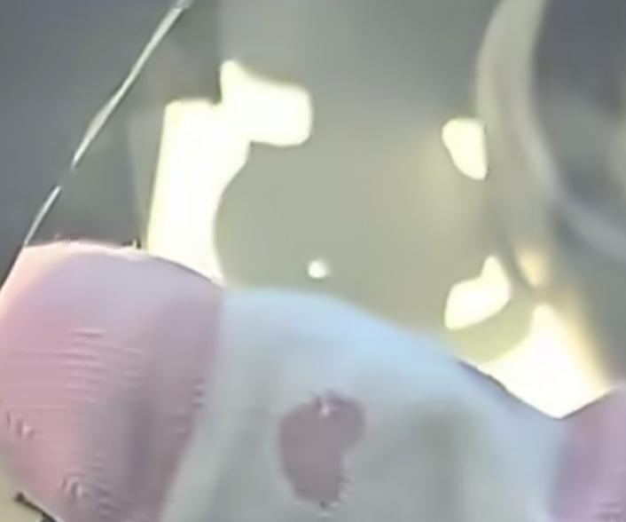 一位妻子为防丈夫开车路怒，
把女儿的小袜子套在了方向盘杆上，
因为丈夫性子比较急