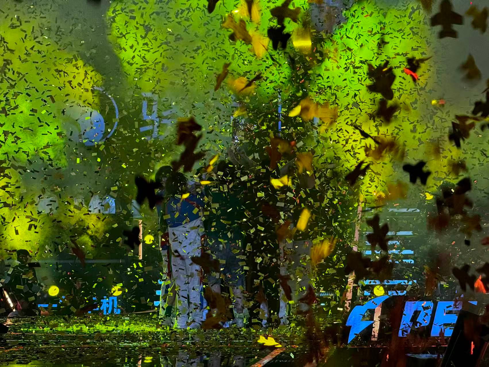LGD夏季赛总冠军属于LGD的金色雨如约而至！一路险象环生不断逆风追分，全员咬牙