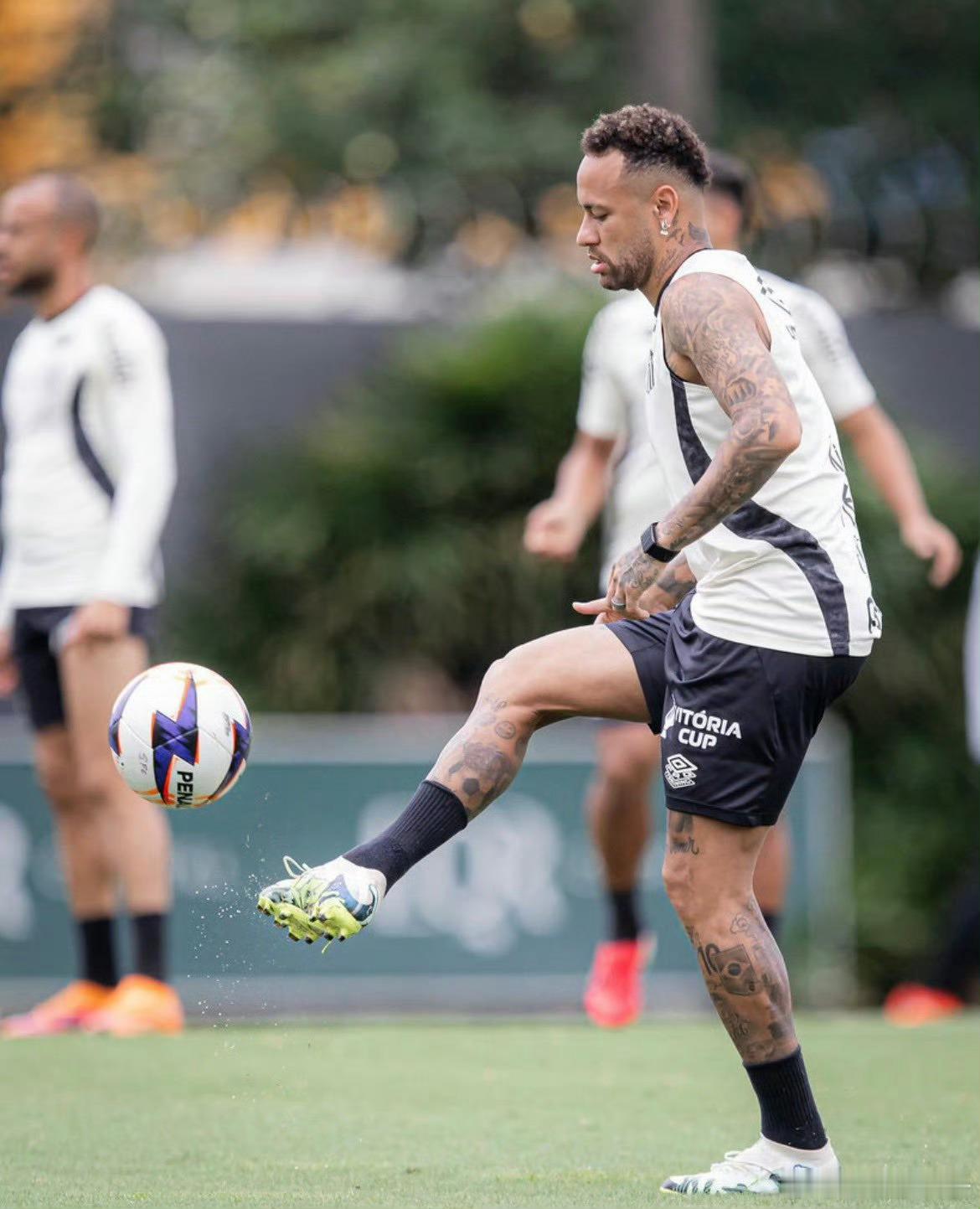 内马尔内马尔 训练很认真就是有点秃