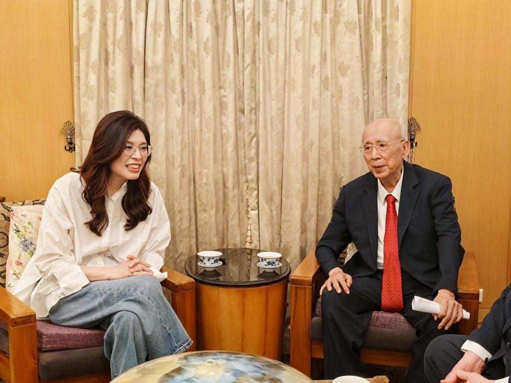 郑丽文掷地有声地表示，她对吴伯雄给予的支持与勉励感恩至深！她满怀豪情地希望，国民