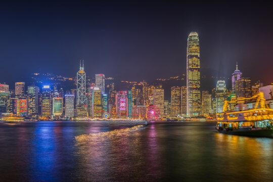 "香港女排拒唱国歌"事件引发众怒，赛场上国歌响起几名队员低头闭嘴，舆论炸了。
