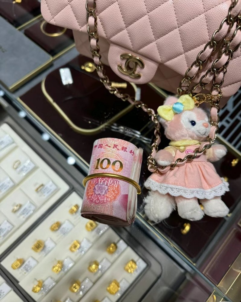 把时间分给正确的人和事 即使生活平淡也会很幸福 . ​​​