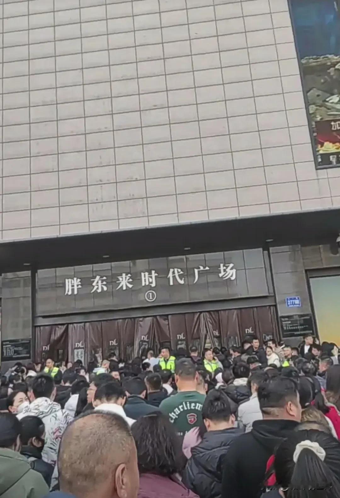 胖东来选择在并不是吉日的初五开工，依然开工大吉，现场人山人海，必须限流才行！

