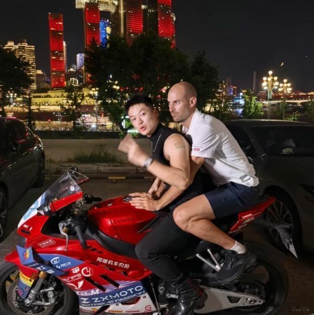 德比斯来了重庆也得打卡落地签不过之前德比斯的中国行没有重庆的身影，最终还是来了重