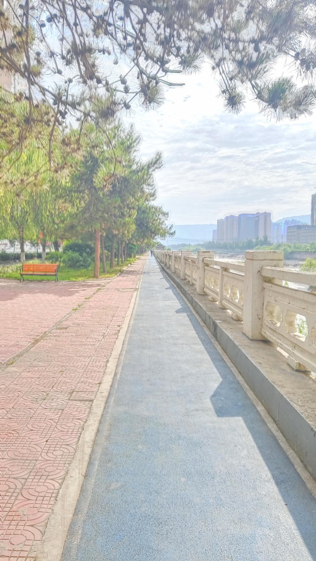 今天去河边散步，风景简直美爆了！
河水清澈见底，在阳光的照耀下波光粼粼，像洒了一