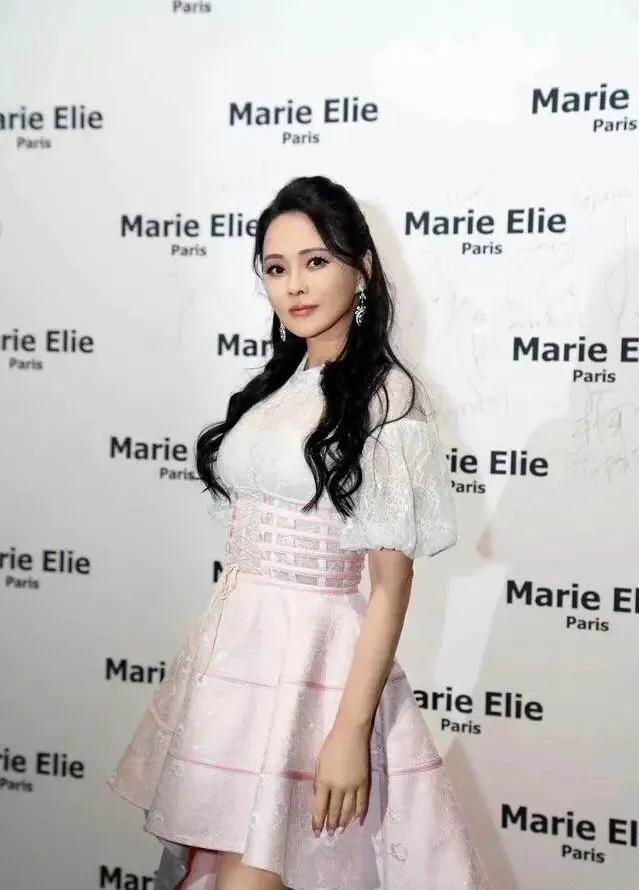 55岁的年纪，硬生生把公主裙穿成25岁的样子！伊能静能被小11岁的老公宠成宝，不