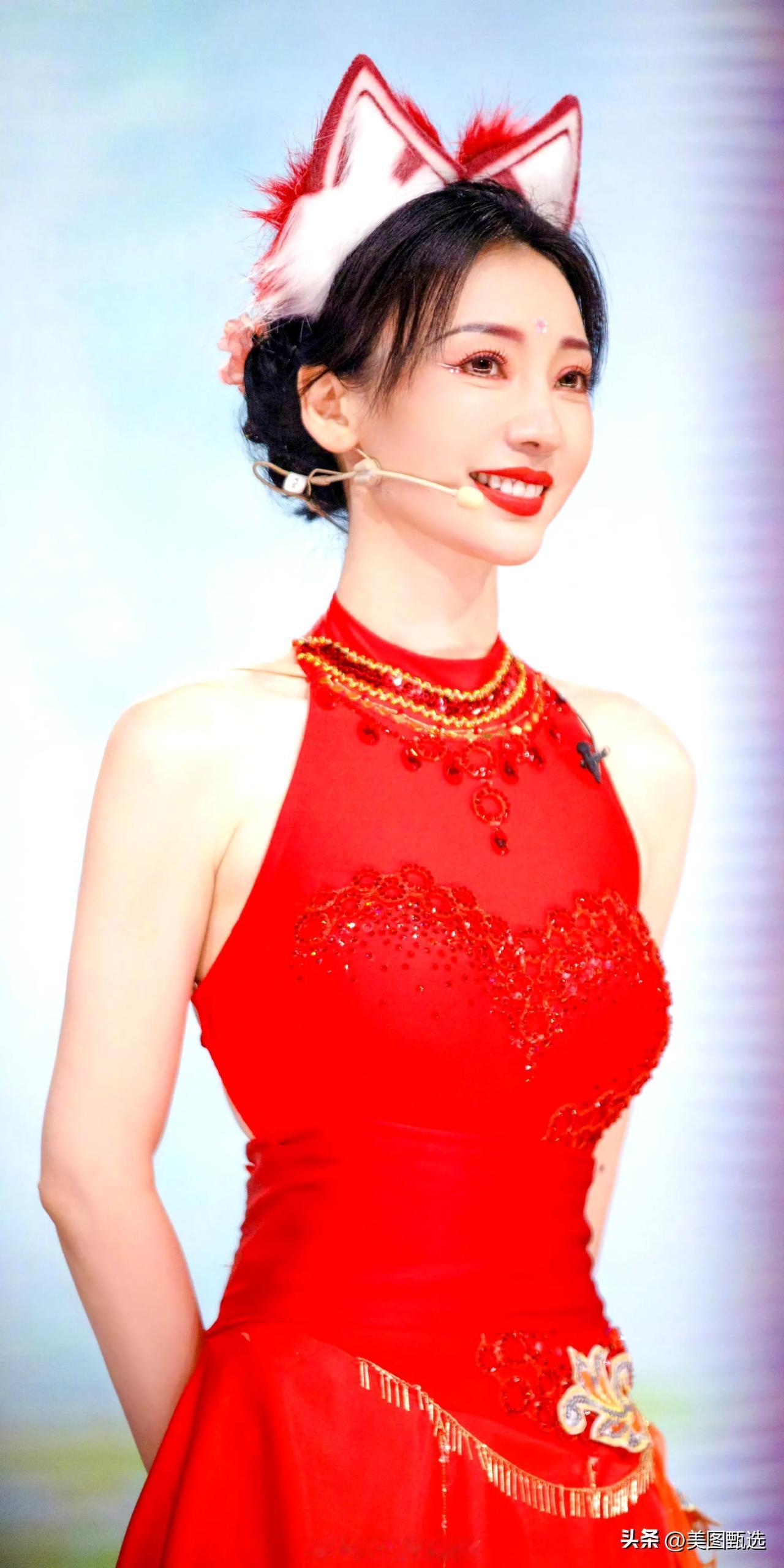 柳岩高空吊环九尾狐妆造红裙大片 ​​​