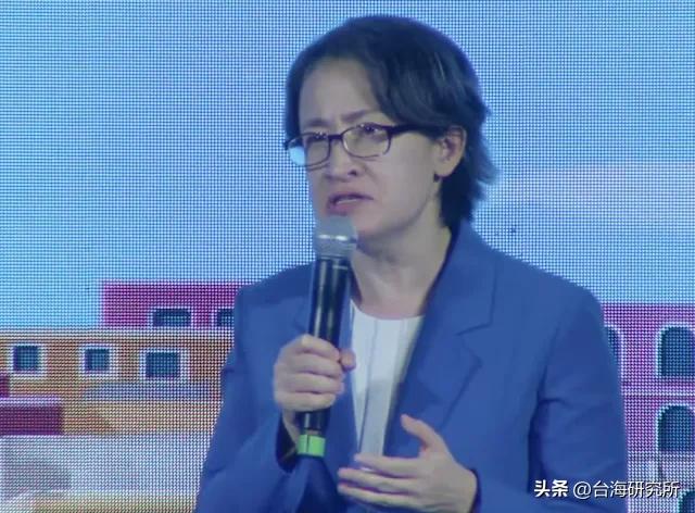 “台独”分子够拼的
林佳龙爆料
访问团中有人吐了
没有说是不是萧美琴

他们先乘