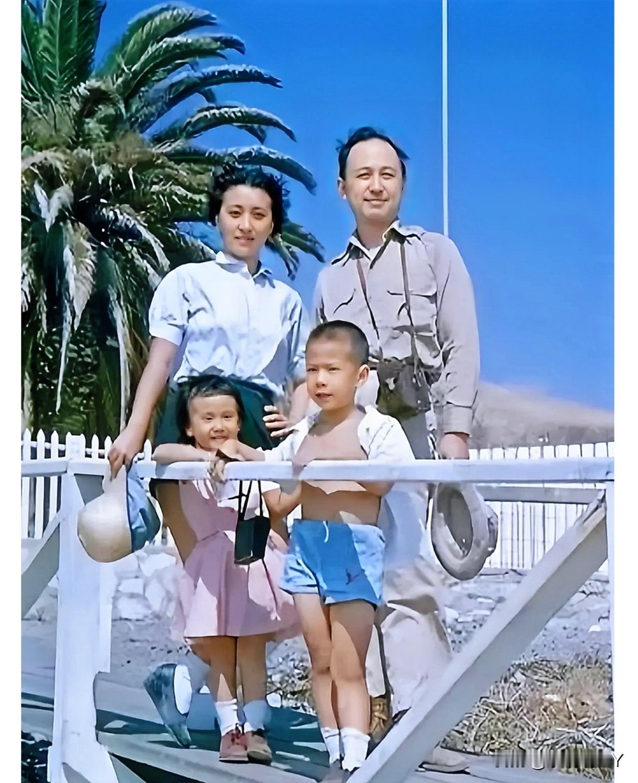 这才是一九五四年他们一家四口在美国的真实貌相，这可不是演戏，而是当时他们一家人游