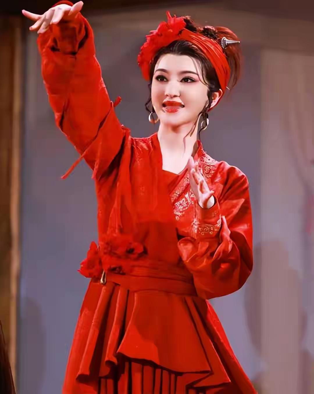 李云霄，妩媚清澈，1993年出生，成绩斐然。