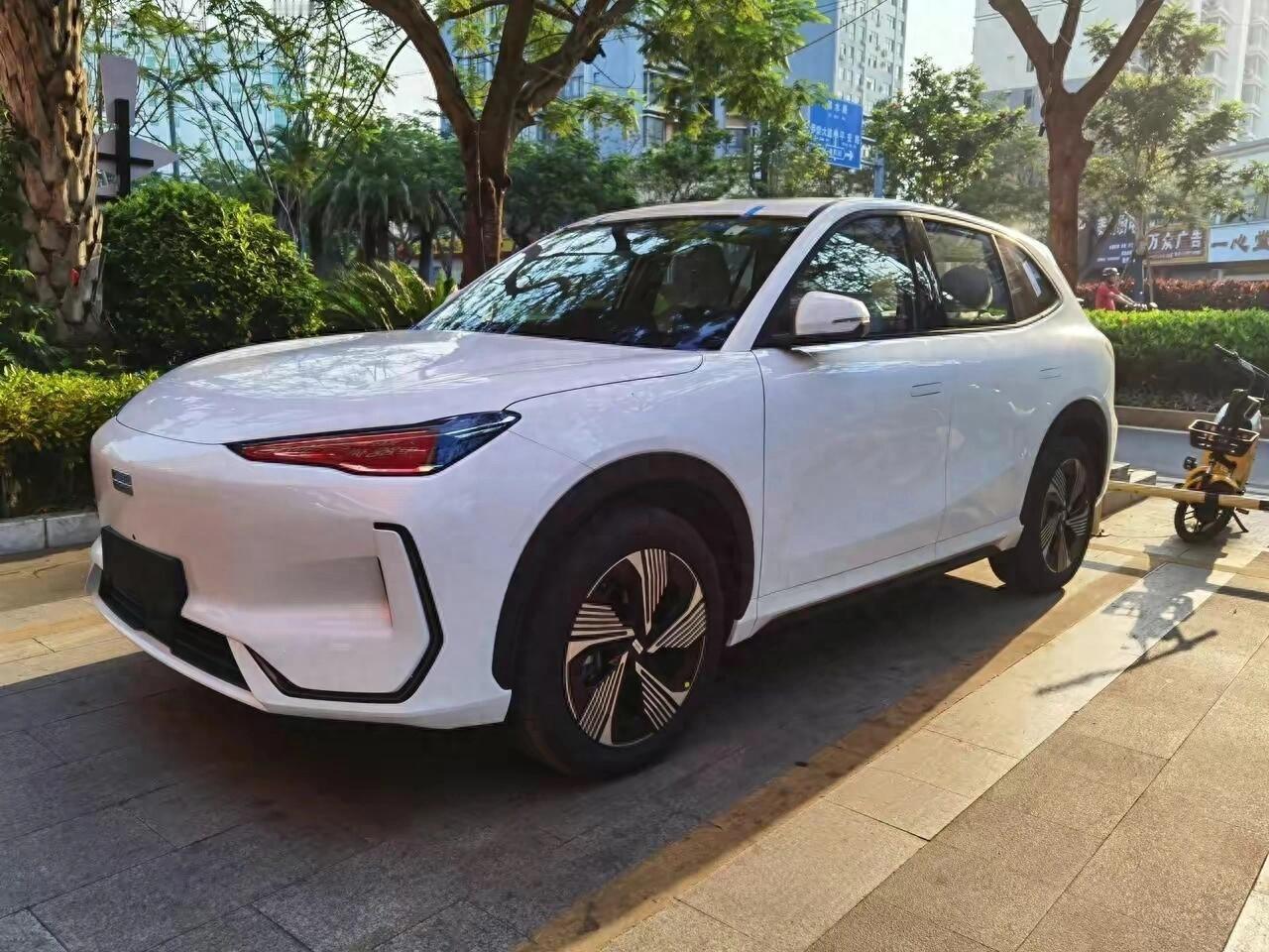 想不到吉利银河E系列的第二款车型竟然是一款紧凑型SUV，外观没多大亮点，仿佛就是
