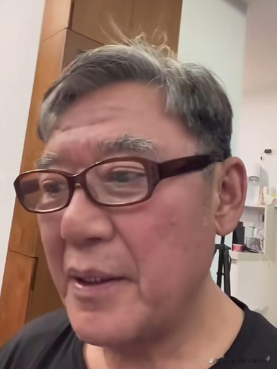 李立群自退休后，和老伴过上了自给自足的田园生活，老婆包了饺子，老李倒了一杯酒，两