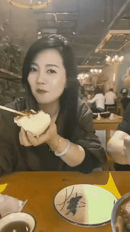 她用眼神告诉你，旁边还有人呢？你比西大官人还胆大………