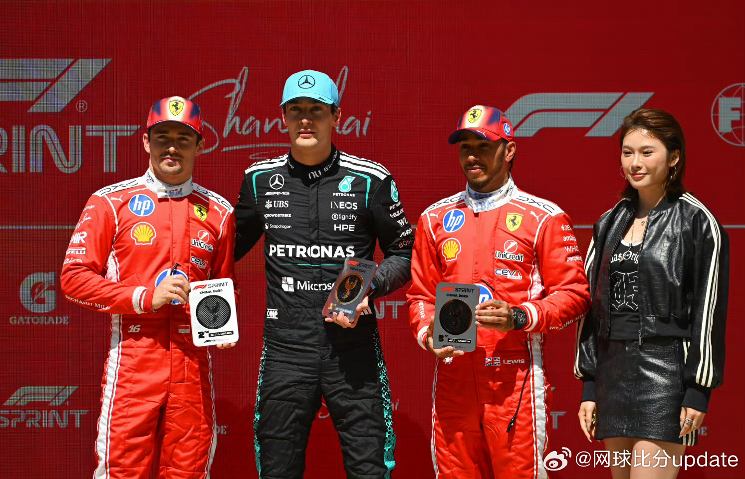 吴艳妮为拉塞尔颁奖2026年F1中国大奖赛冲刺赛中梅赛德斯车手拉塞尔全程领跑夺冠