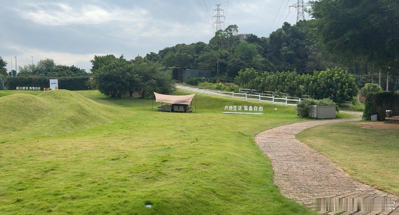 喜欢打高尔夫的人有个习惯，只要踩上好的草坪，再有俩坡，最好再有个果岭一样的平台，