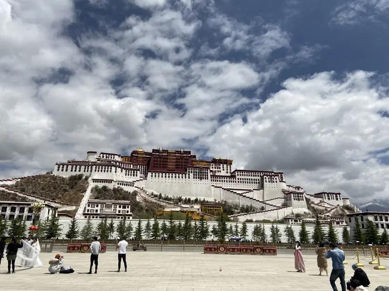 西藏七天旅游该怎么玩?西藏7天怎么玩，主要看你的体力和兴趣。经典的玩法主要有两条