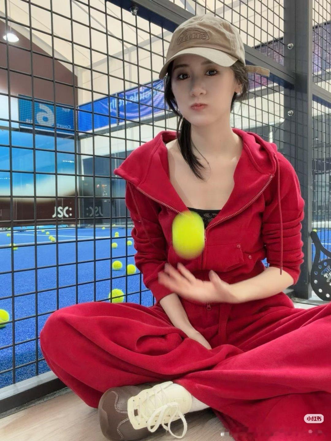 哇欧～运动流汗+烤肉治愈的双重快乐谁懂啊红色运动套装元气🈵🈵，挥拍的样子又甜