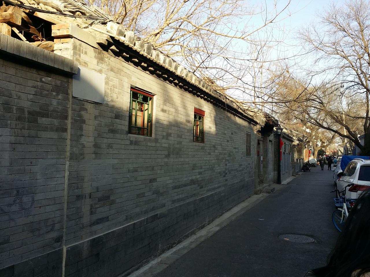 虽然有经典对法，但我们来对点不一样的。
上联：贫在闹市无人问
下联：名扬寰宇有谤