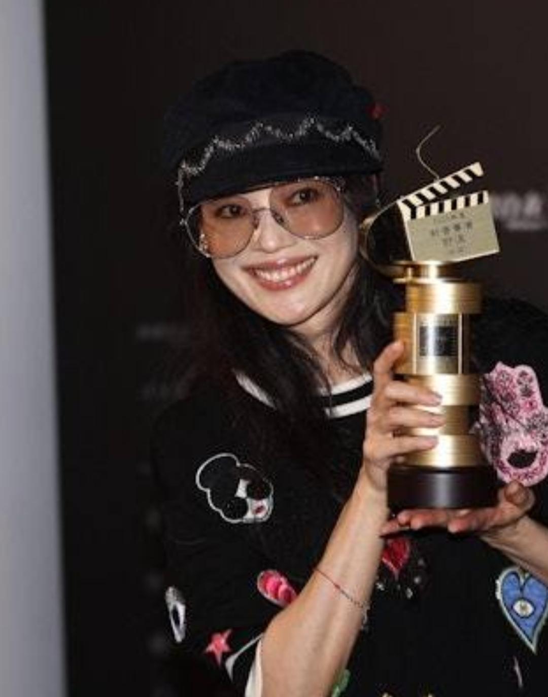 舒淇好运连连，自小米汽车代言后又获得了新的奖杯🏆

舒淇自编自导的电影《女孩》