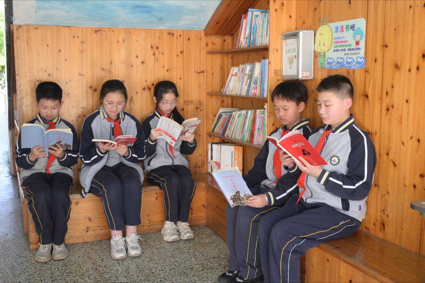 今天是世界阅读日📚刷到小朋友在校认真阅读的图片，真的很暖心现在不管是学生的日常