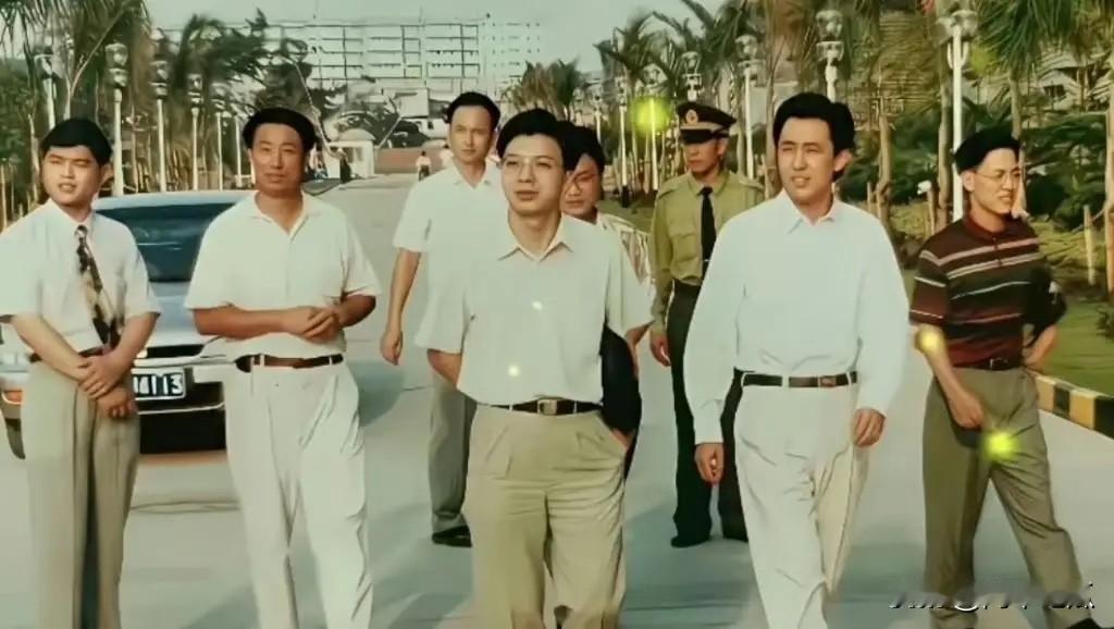 年轻时的许家印，意气风发，一身白色穿搭，非常潮流，那时的他出去看项目，也不是在Ｃ