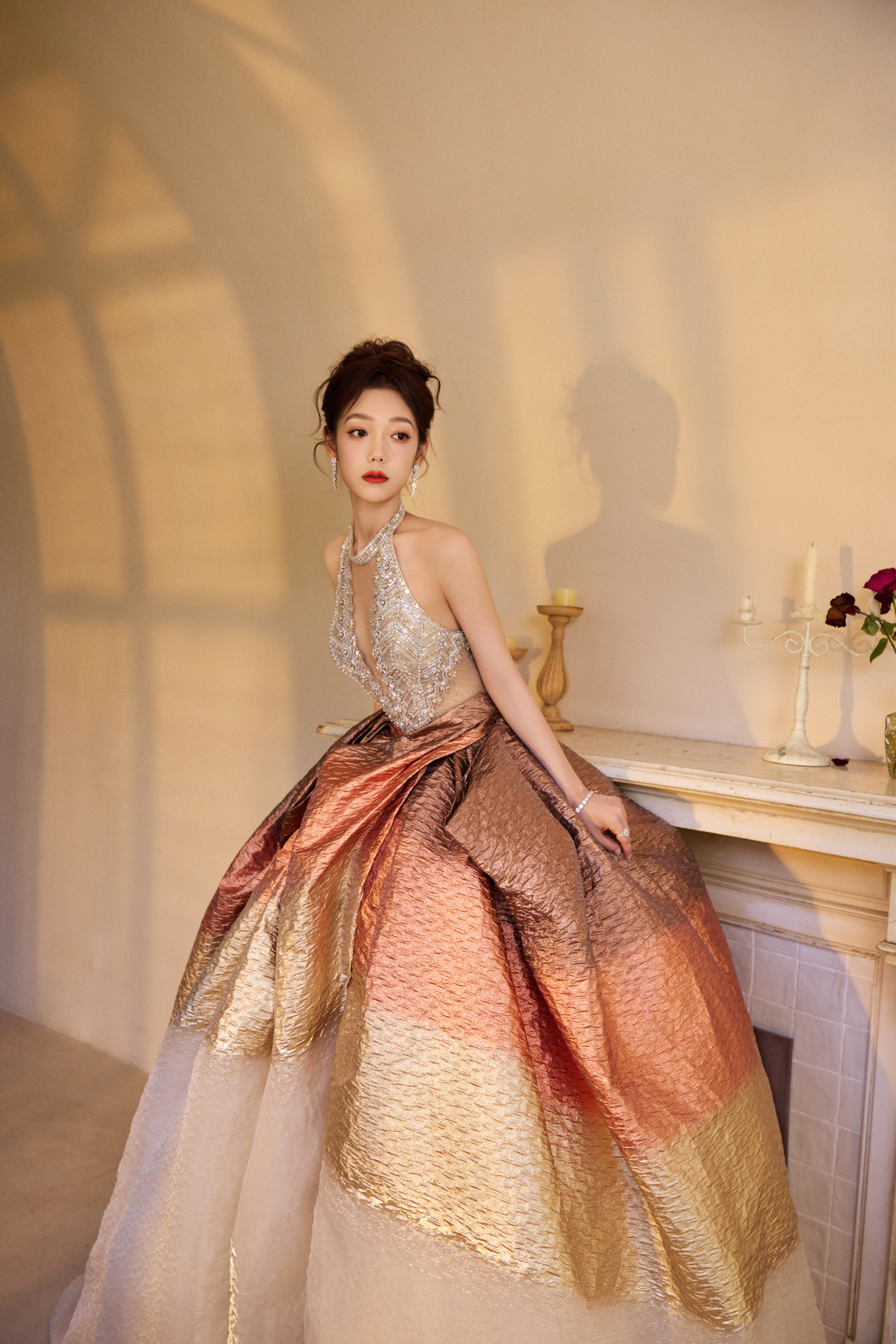 希林娜依高渐变金色长裙：浓郁花火，瑰丽夺目 