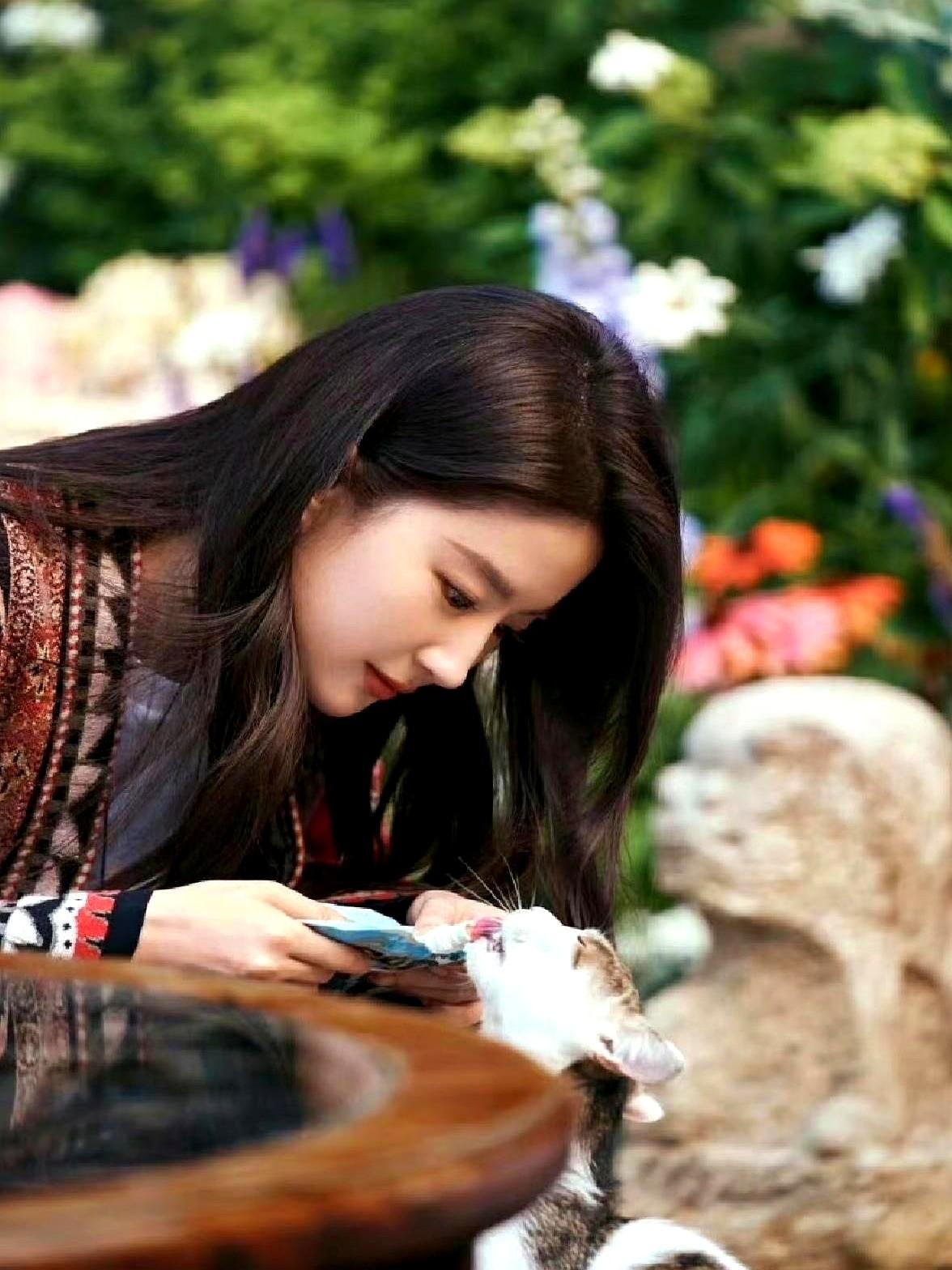 刘亦菲这部剧，直接把大理干成了顶流。

2023年这部《去有风的地方》讲的就是酒