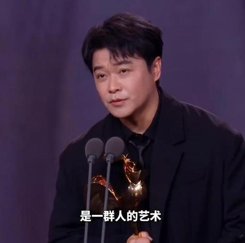 陈思诚直言《10间敢死队》是他的另一面。区别于《唐探》系列的商业悬疑风，这部新作