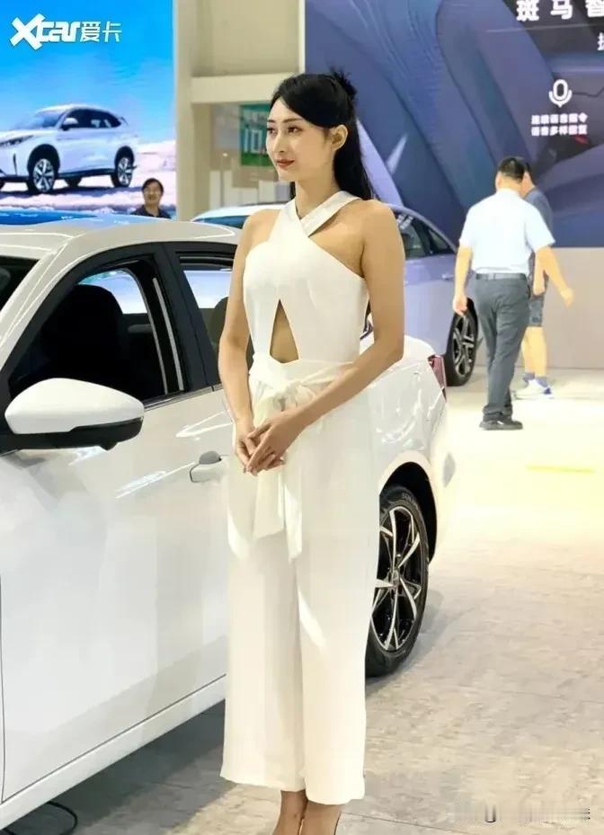 2024年的成都国际车展是一场汽车与多元乐趣交织的盛会。车展现场新车汇聚，但周边