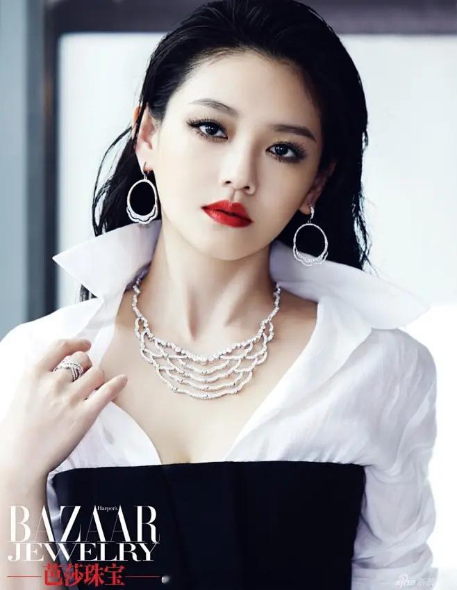考古徐熙媛工作照，纸媒《芭莎珠宝》拍摄，工作的女人最有魅力！黑白色搭配永不过时！
