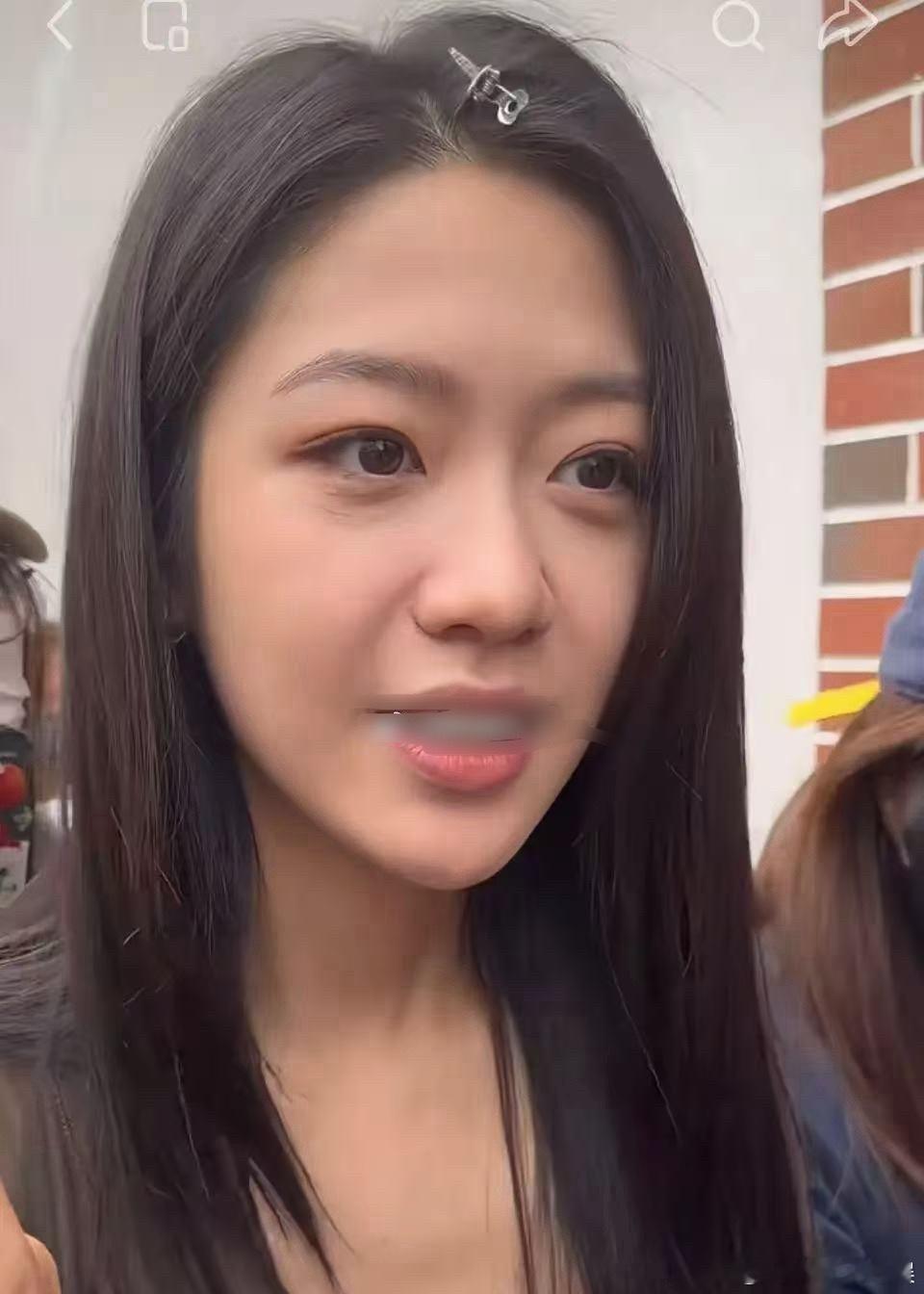 这脸部状态应该是有点不注意管理了吧。 