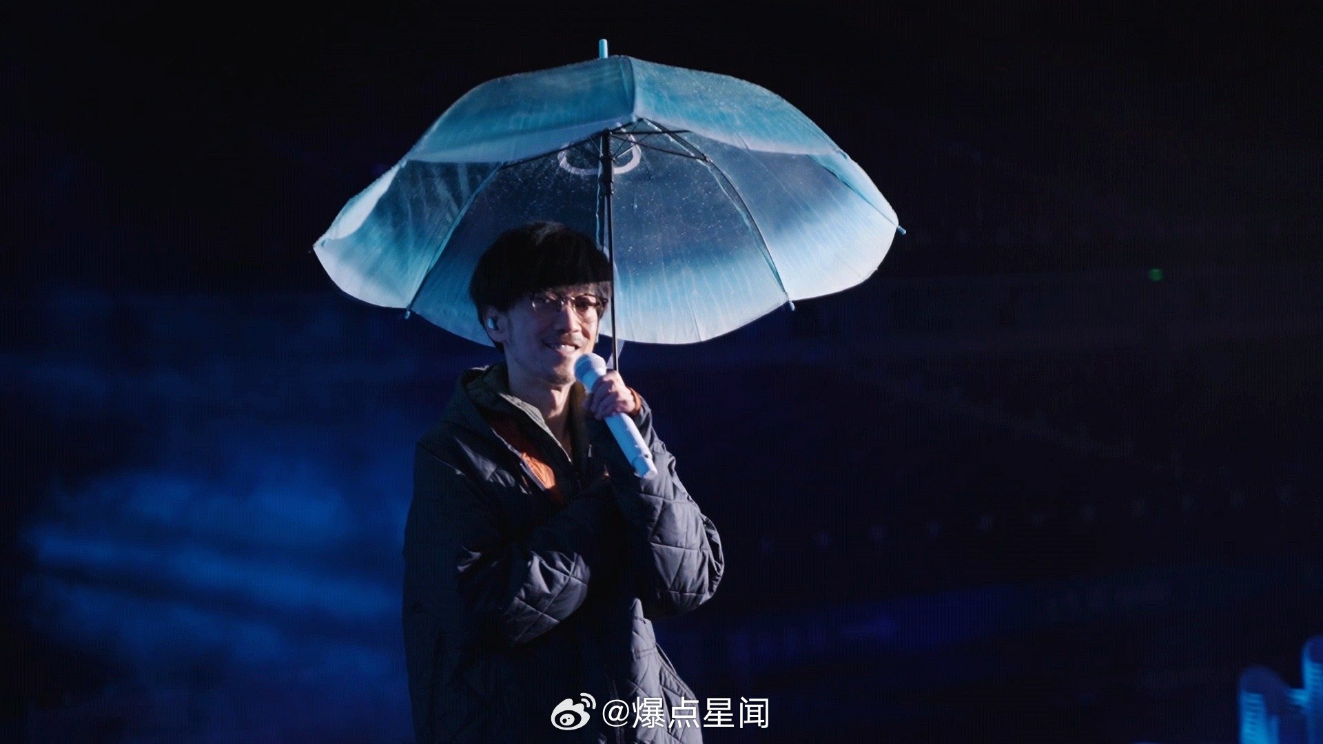 周传雄 未来的每一步都算数 跟随周传雄再遇见巡演纪录片，走进杭州站，雨中的舞台别