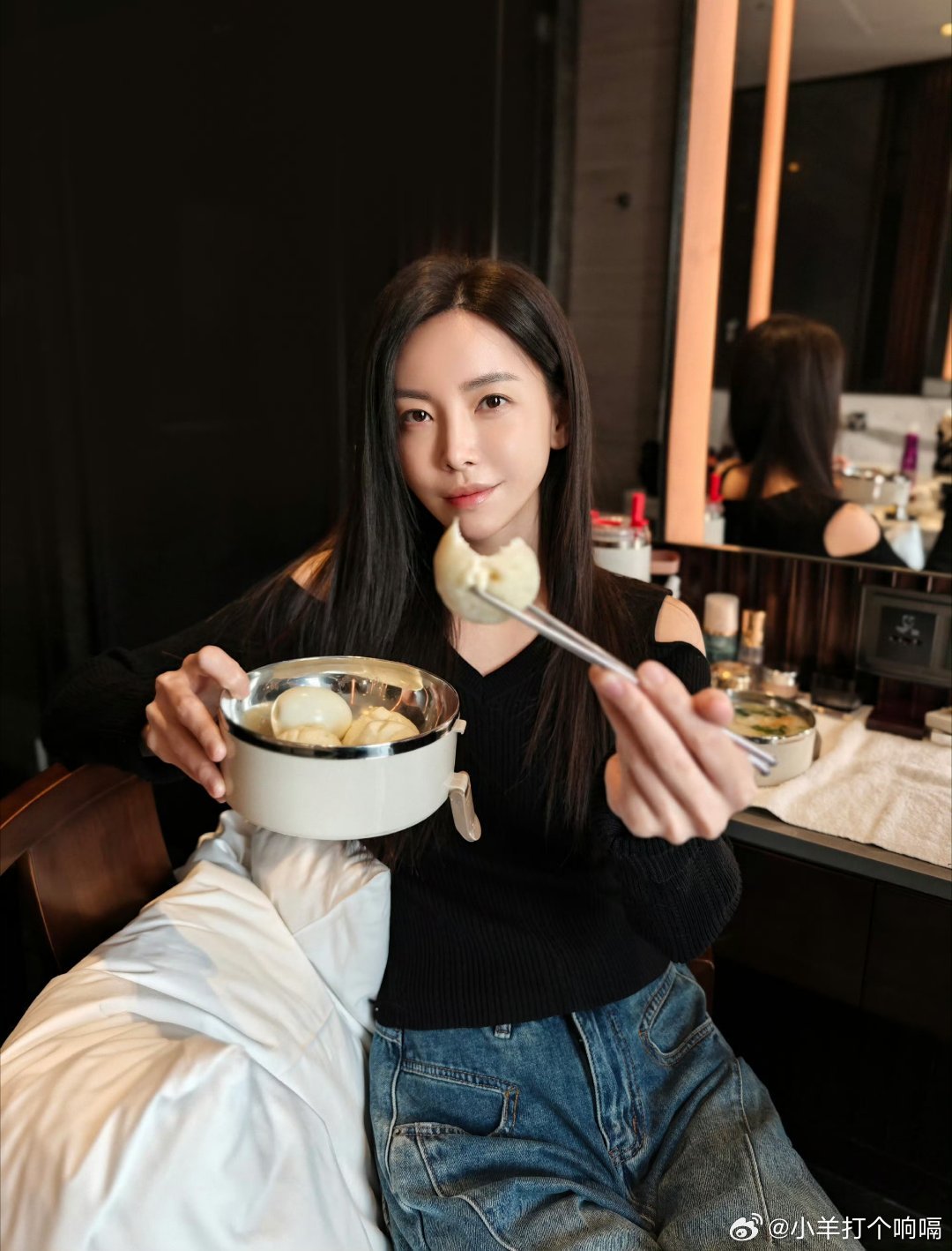 于文文 活着真好看到文文带着笑说出这句话，真的又心疼又为她高兴！状态看起来还不错