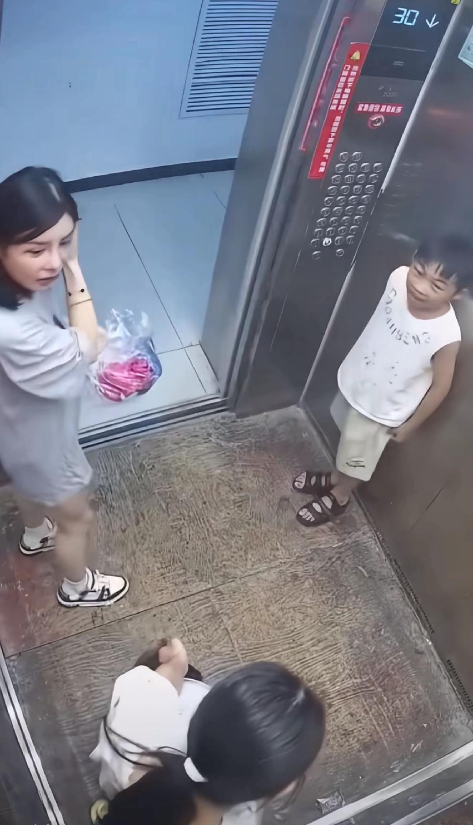 仙桃六六火爆全网，电梯一战成名。有“战神”之美誉。视频我看了，六六先动的手，打架