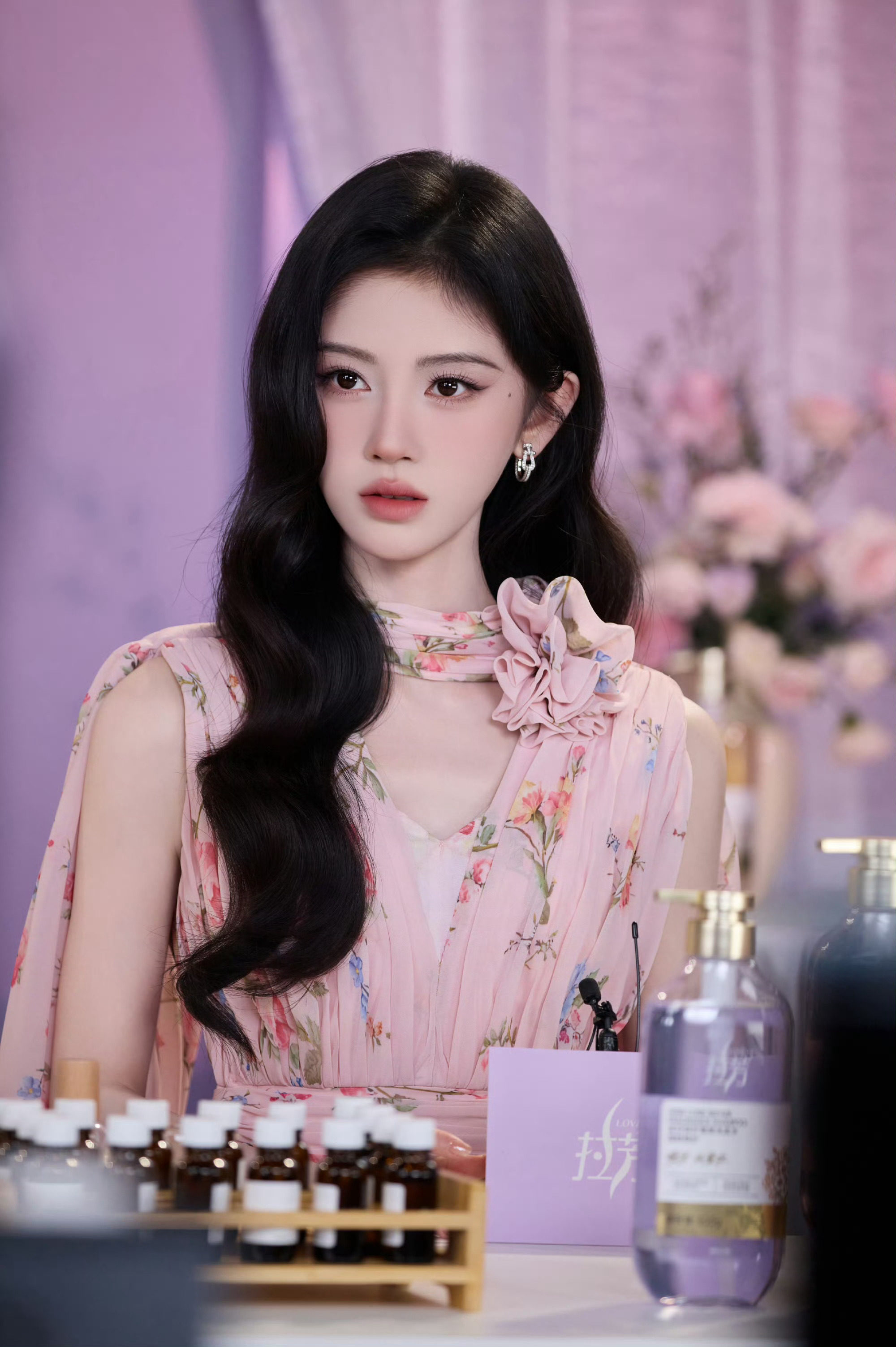 鞠婧祎[超话]  jjy 鞠婧祎粉色雏菊长裙 与自你共勉 走更远的路​ ​​​