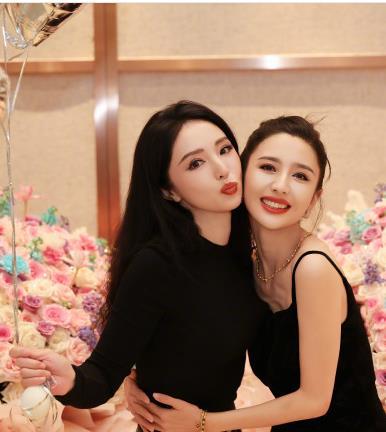 董璇小酒窝朵朵为佟丽娅庆生 董璇带女儿小酒窝给佟丽娅庆生，佟丽娅身边是儿子朵朵。