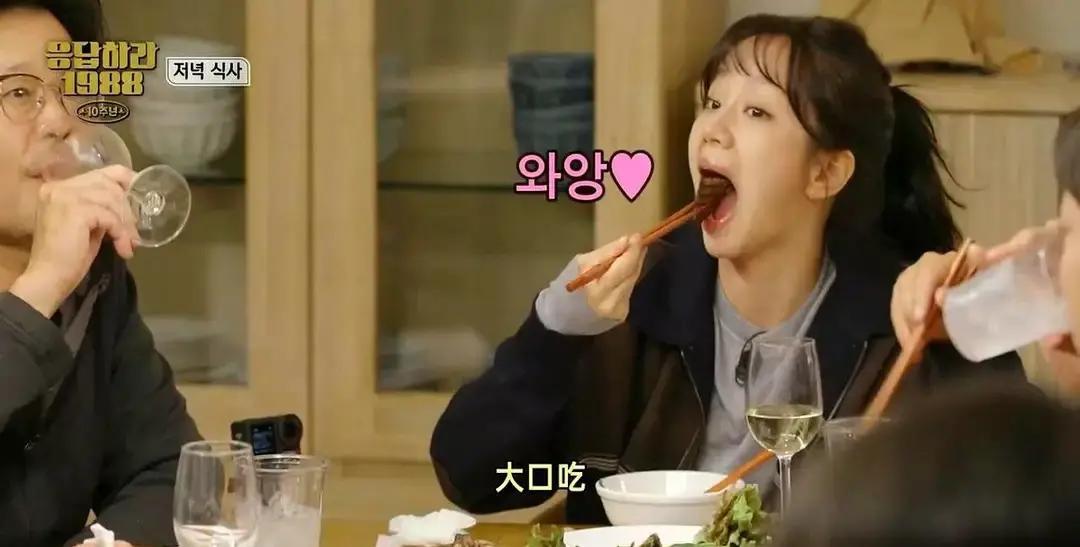 10年过去她还在抢泡面
 
李惠利蹲在地上扒拉面，烫得直吸气，旁边朴宝剑把最后一