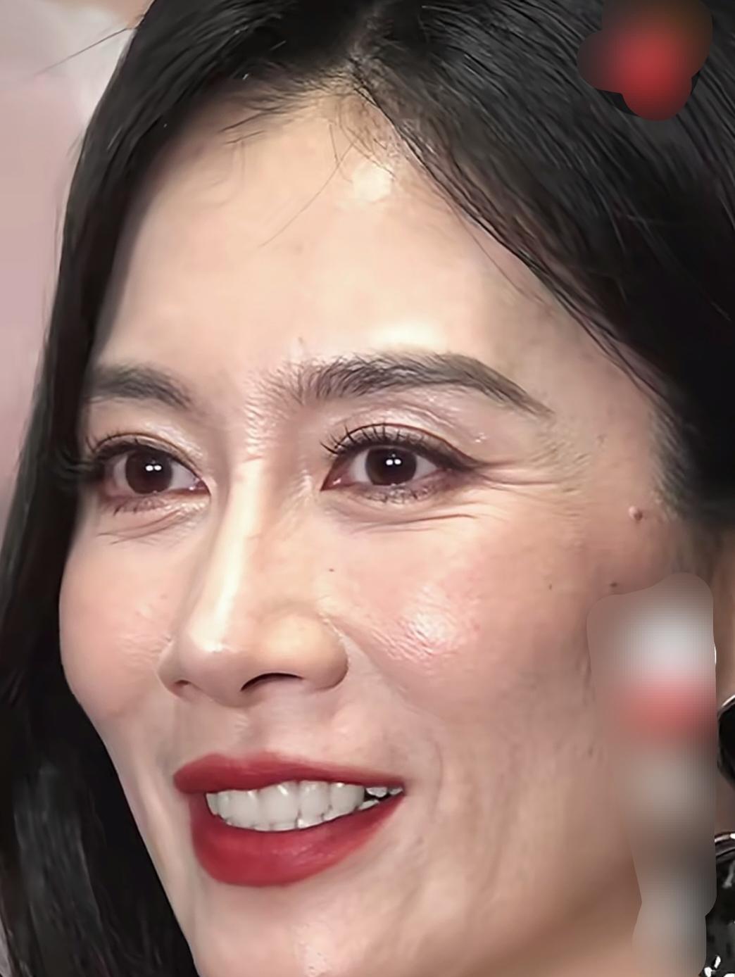 她48岁了，就这样把脸怼到高清镜头前。
粉底很厚，皱纹清晰可见。
医美朋友一