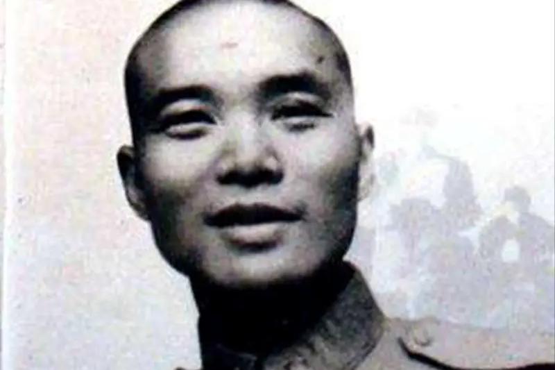 抗日战争时期，一次杜聿明请沈醉吃饭，准备了几瓶好酒，可无论他怎么劝，沈醉都滴酒不